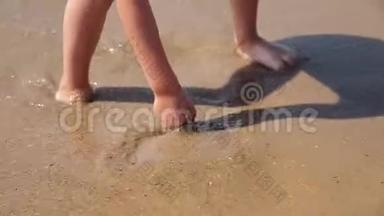 <strong>男孩</strong>把手指伸向海边的沙滩. 有孩子的家庭的海上假期。 小<strong>男孩</strong>在热带海滩上<strong>奔跑</strong>